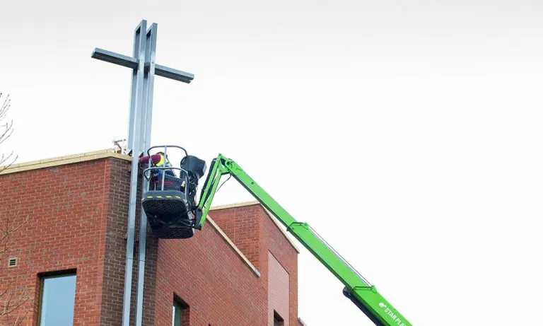Star Platforms Provided a Niftylift HR21D Articulated Boom Lift to Fit a New Cross at Botley Baptist Church in Oxfordshire