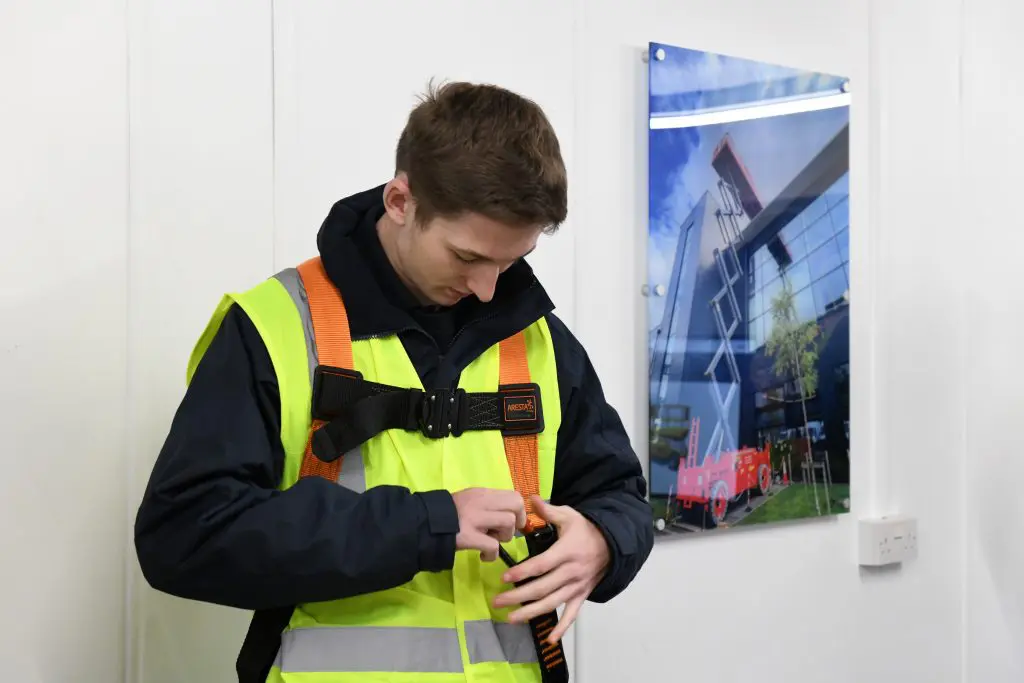 recommended lanyard - restraint lanyard an ipaf trainee putting on a restraint lanyard for use on a mewp